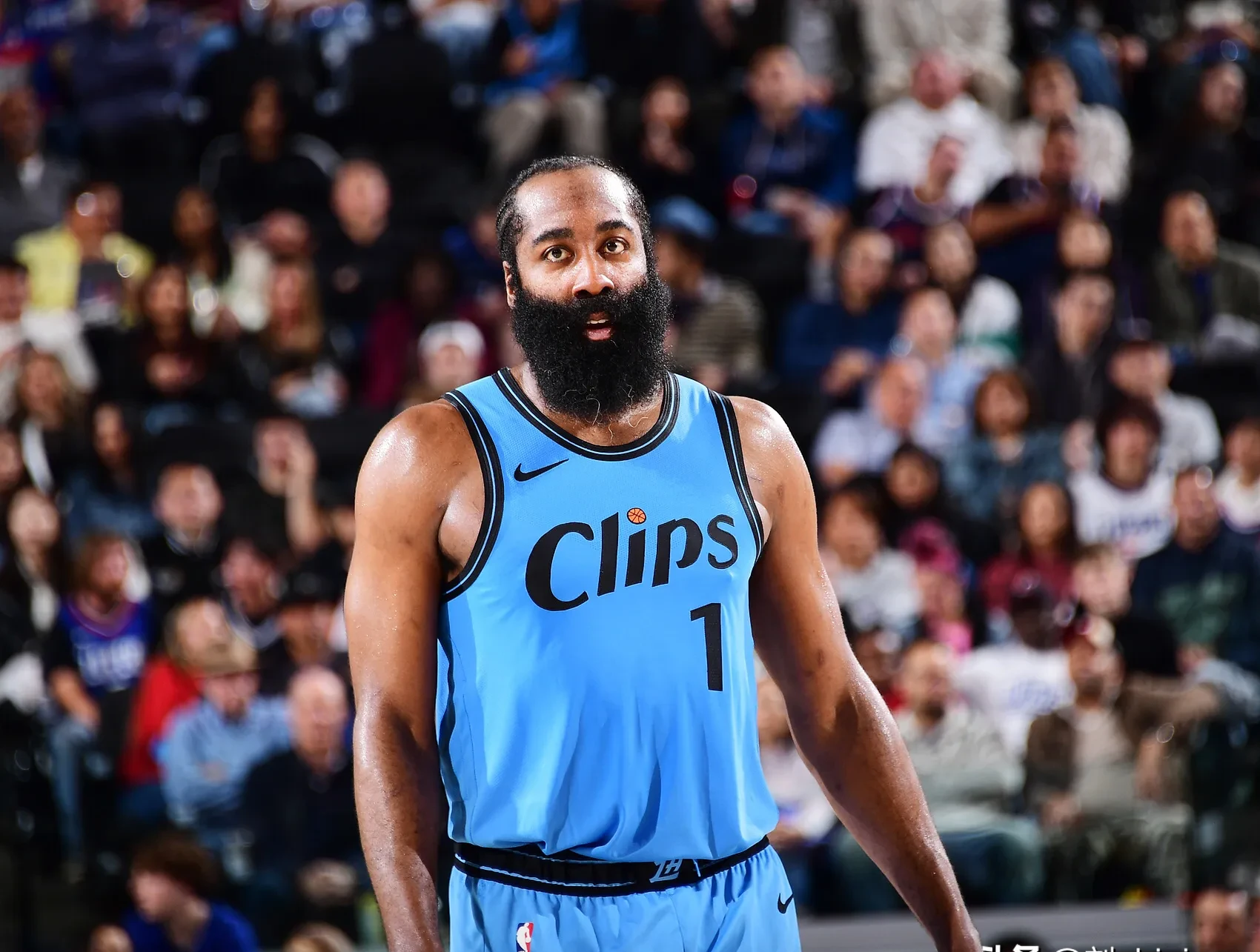  哈登在塞尔维亚队比赛中锐不可当，爆冷引发热议！热度持续攀升九游体育